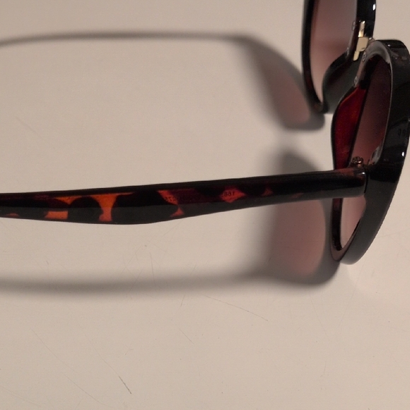 Stylish Black Sunglasses - Picture 6 of 9